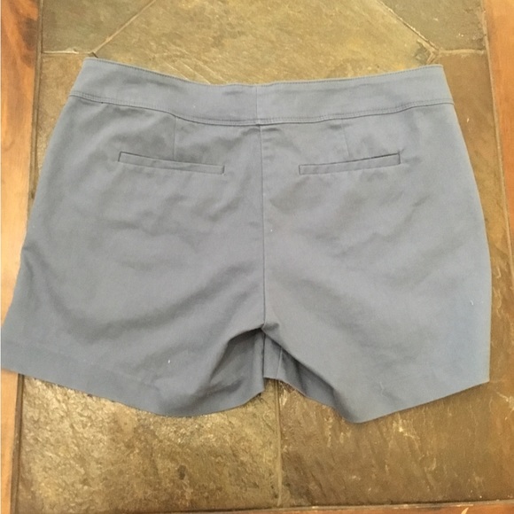 Isaac Mizrahi Women’s Cornflower Blue Tailored Shorts Size 10 EUC - Picture 2 of 7